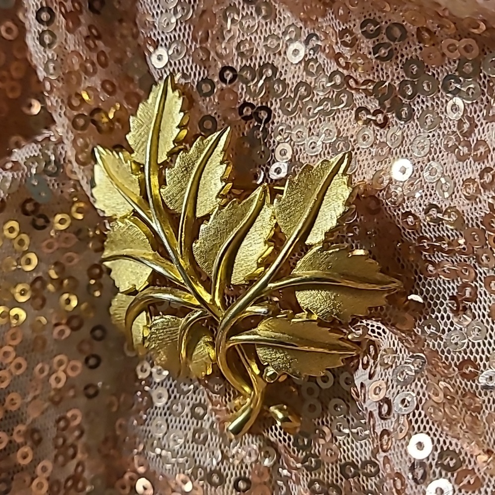 Beautiful Gold Tone Leaf Brooch